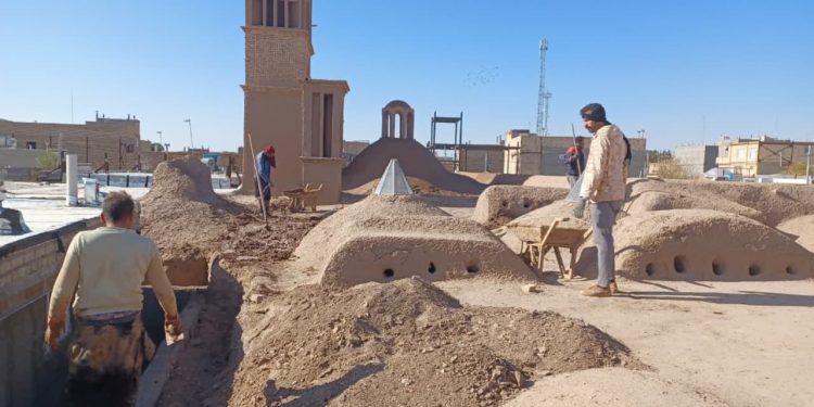 آغاز مرمت و بام سازی خانه تاریخی قرایی رشتخوار