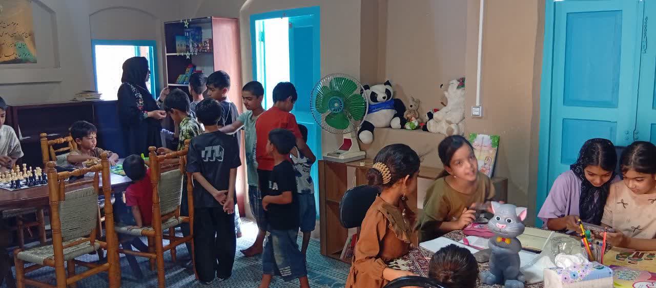 تجهیز کتابخانه روستای گردشگری ریاب، با مشارکت مردم